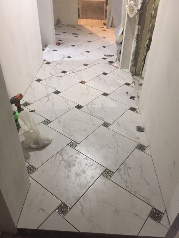 укладка плитки по диагонали с декором